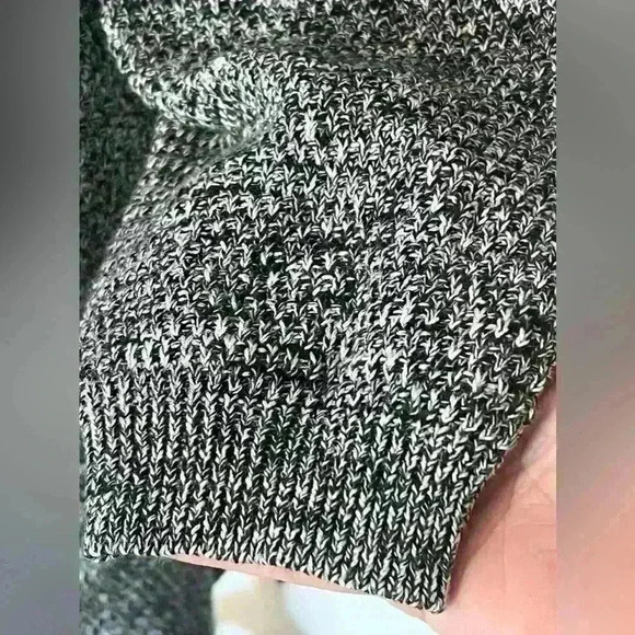 Lane Bryant Women’s Size 18/20 Crew neck sweater . Cute button design on back - Picture 7 of 10